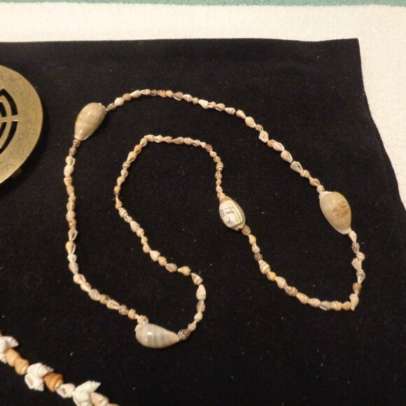 VINTAGE CHINESE STAND OR HANGING 2 SHELL NECKLACES LOT - Picture 7 of 10